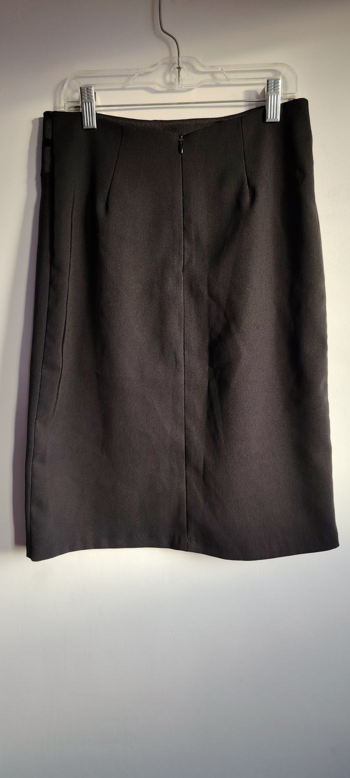 Jupe noire chic en tissu fluide, parfaite pour un look habillé ou professionnel. Détail décoratif “2 - photo numéro 3