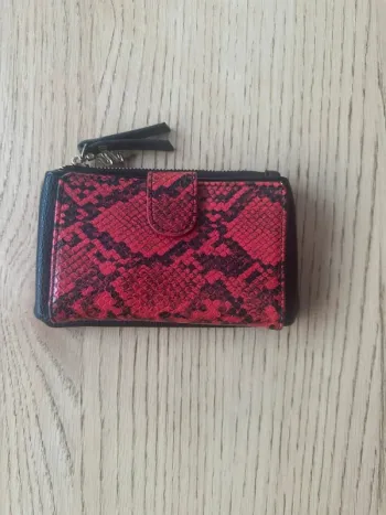 Petit porte monnaie en similicuir noir et rouge