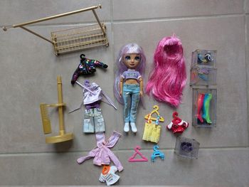 Poupée Rainbow high studio mode avec vêtements, chaussures, socle, boÎtes rangement