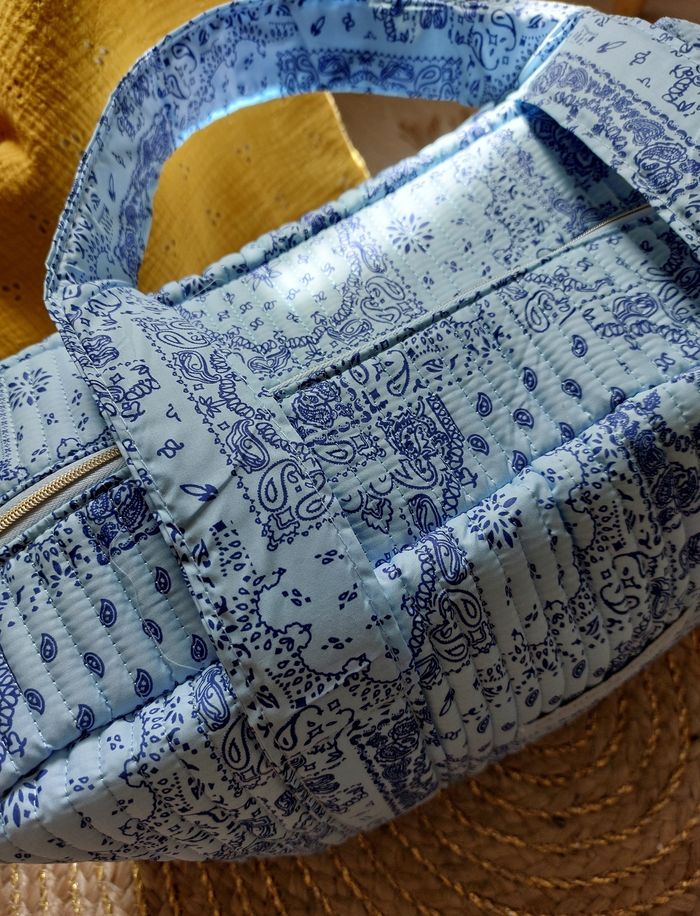 Sac week-end, à langer imprimé bandana bleu La p'tite cachottière - photo numéro 3