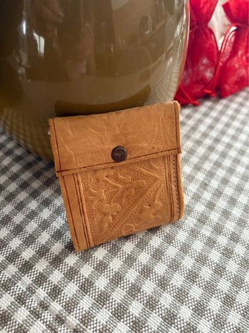 Porte monnaie 100% cuir - à motif - fabrication artisanale