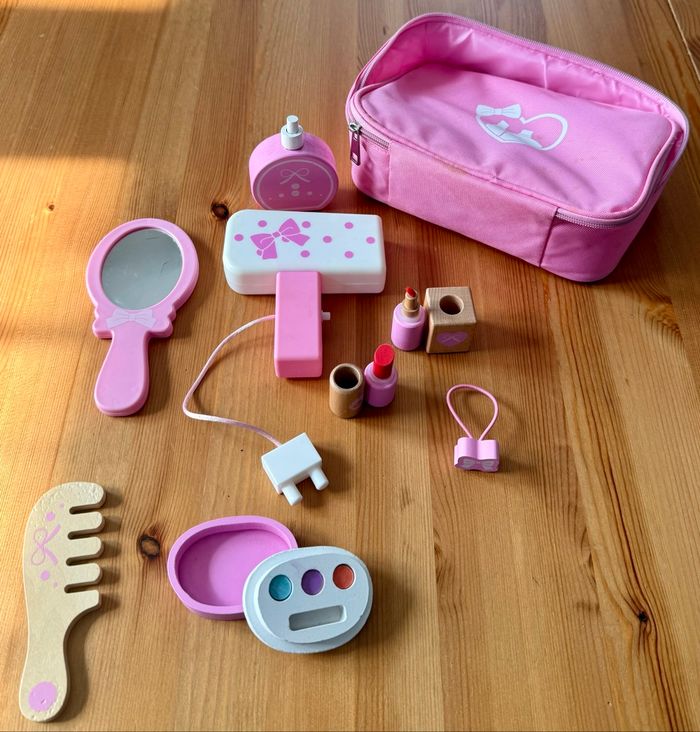 Trousse de beauté avec accessoires en bois