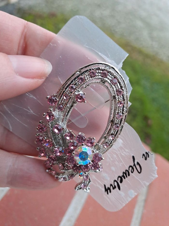 Broche argentée et rose - photo numéro 2