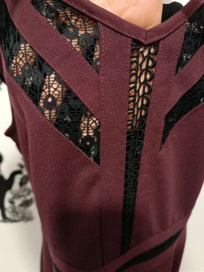 Robe bordeaux avec dentelles - photo numéro 3