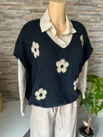Pull bleu marine et fleurs dorées