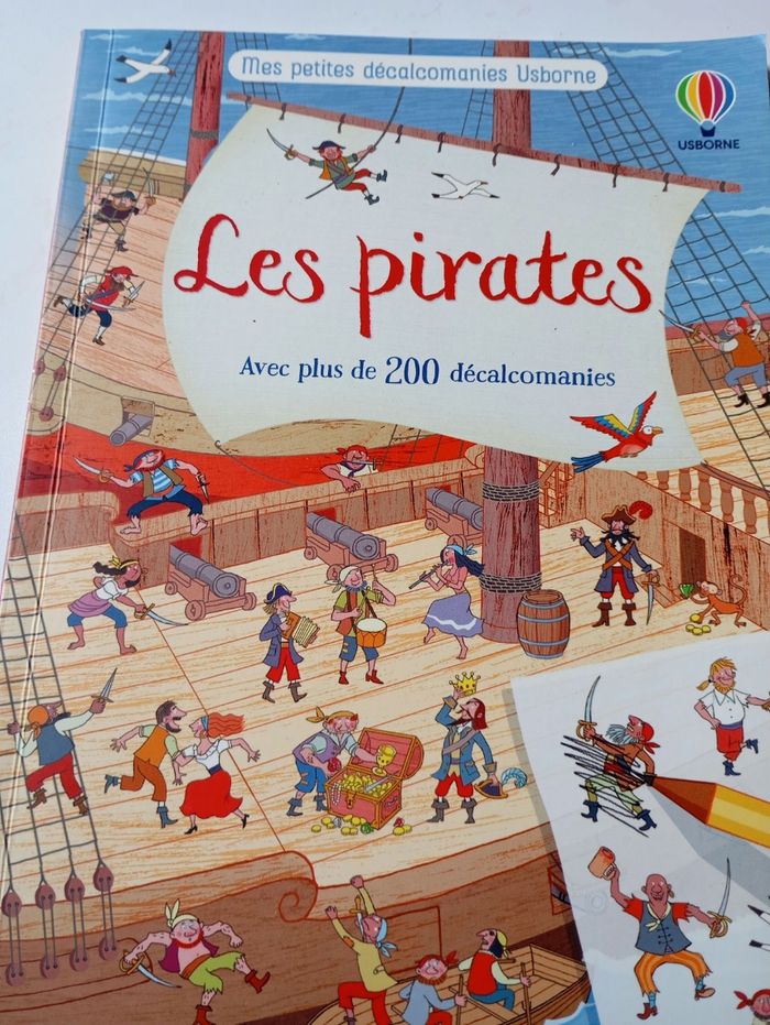 Livre avec décalcomanies les Pirates