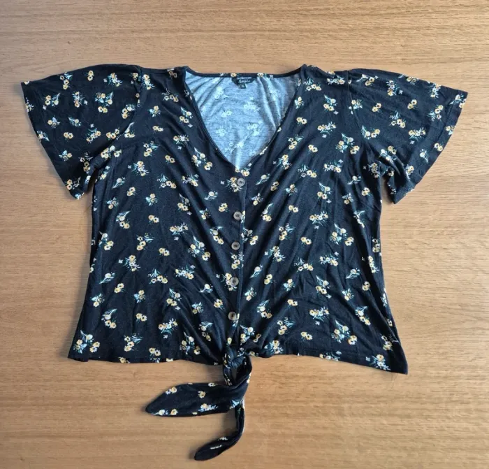 Top haut fleuri bouton décolleté
