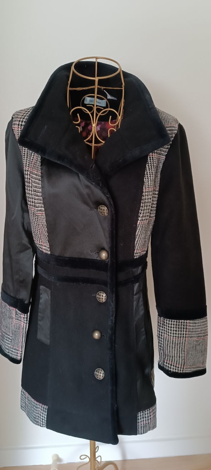 Manteau noir et carreaux.