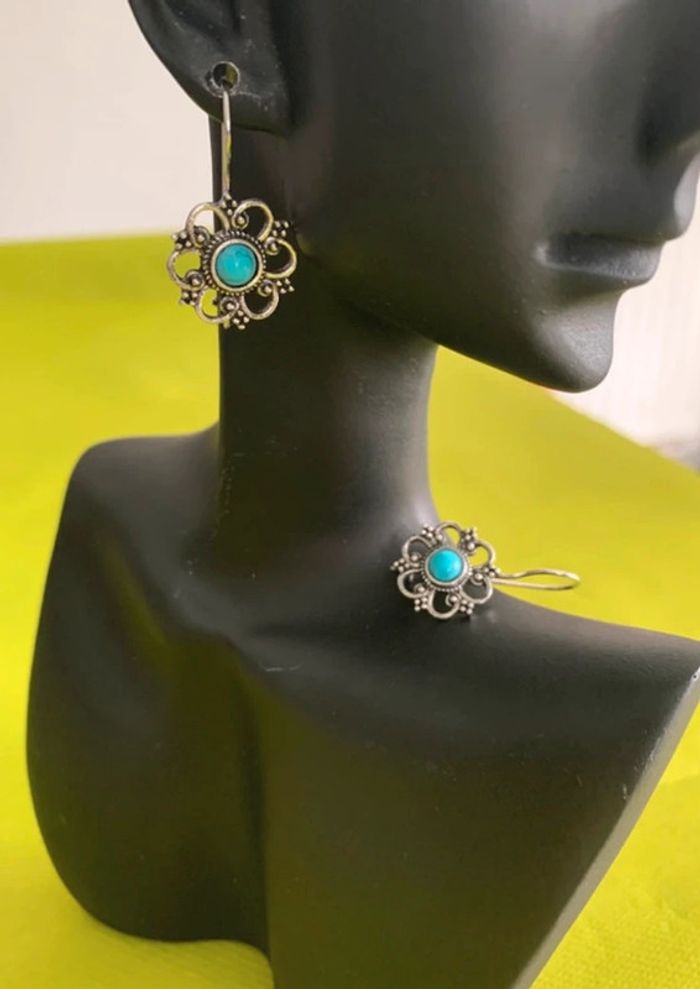 Boucles d’oreilles bohème fleur bleue turquoise et argentée - photo numéro 2