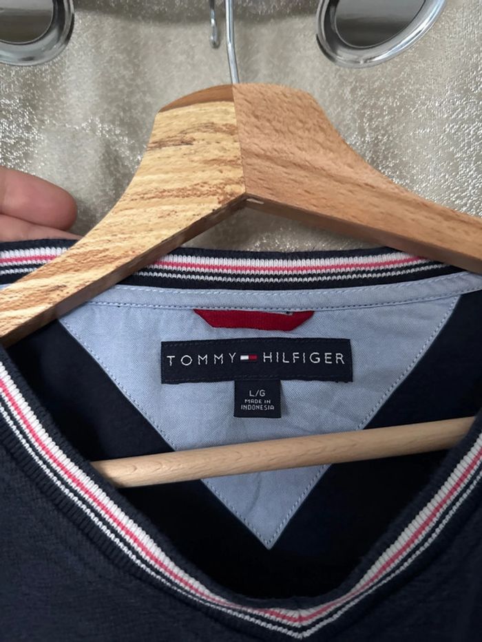 T-shirt épais Tommy Hilfiger à col V – Taille L – Très bon état - photo numéro 3