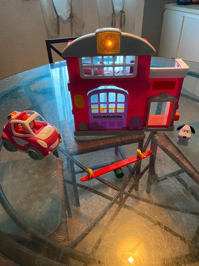 Petite maison musicale en plastique et accessoires. - photo numéro 2