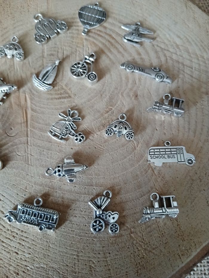 Lot de 17 breloques pendentifs véhicules avion voiture montgolfière - photo numéro 4