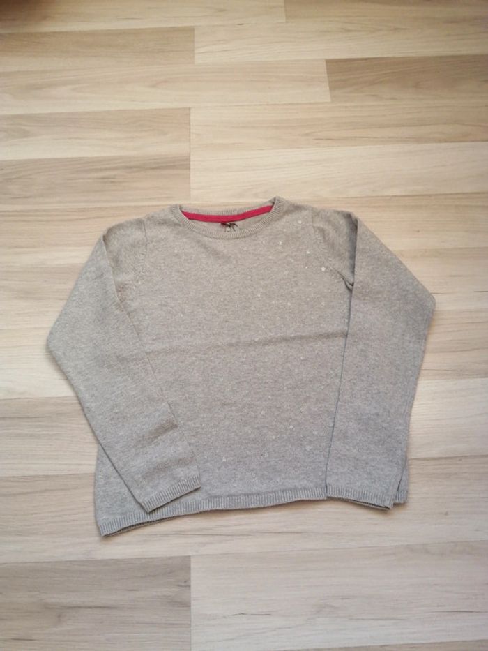 Pull léger étoiles brillantes sur le devant