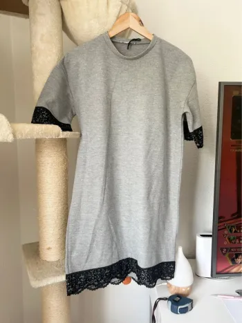 Robe grise et dentelle noire - Zara