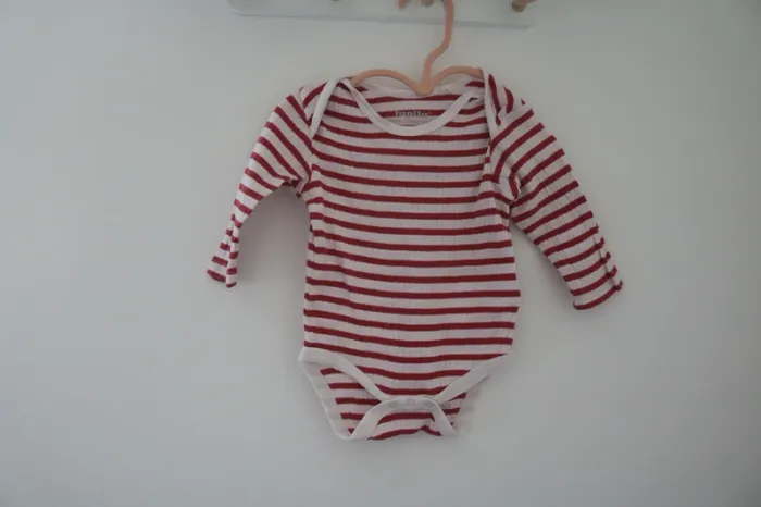 Lot bodies hiver fille 6 mois - photo numéro 2