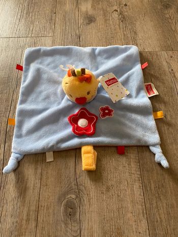 Doudou plat garçon bleu fleur rouge attache sucette nattou