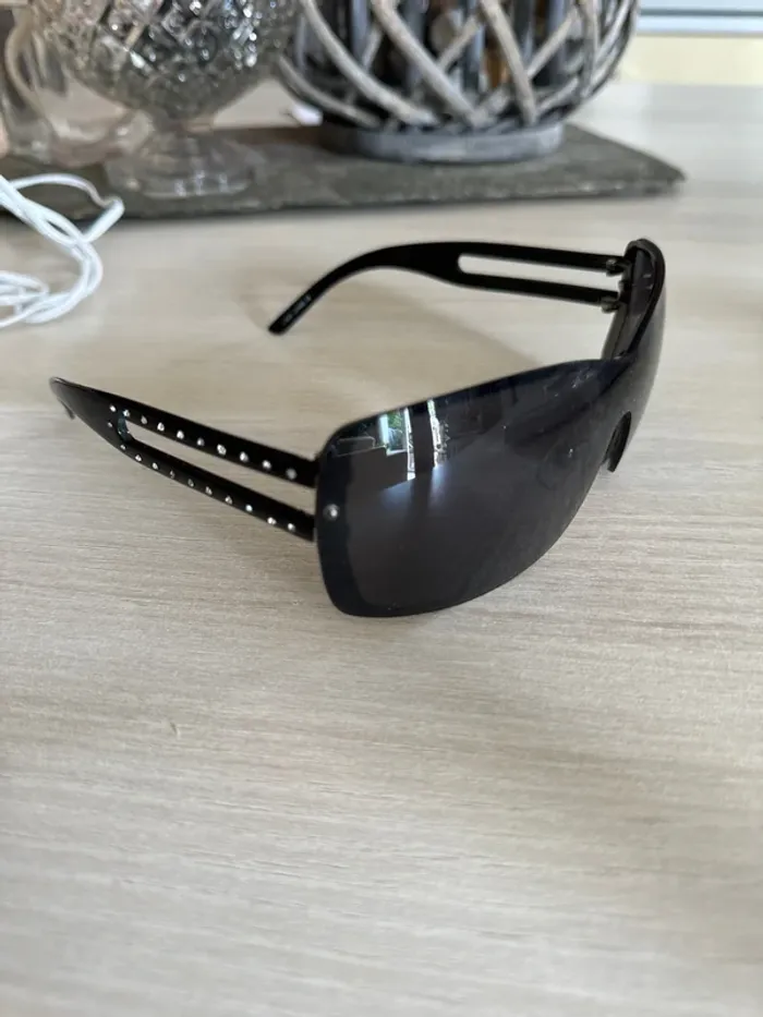 Lunettes avec strass soleil teintées noir - photo numéro 2