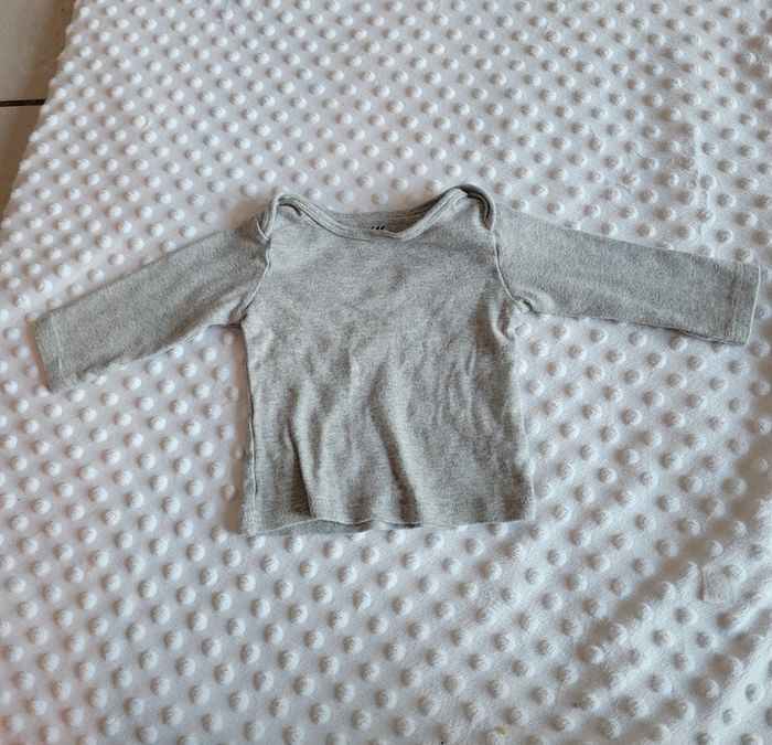 T-shirt gris uni H&M - Taille 2-4 mois (équivalent 6 mois - 62 cm)
