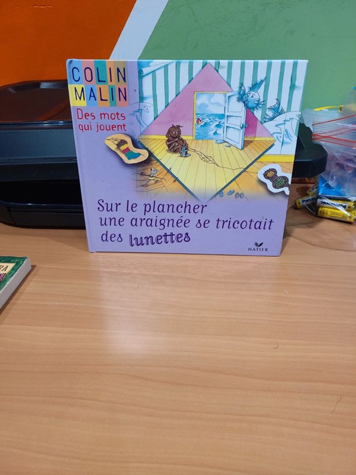 Sur le plancher une araigner se tricotage des lunettes