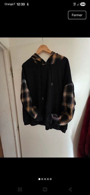 Sweat bicolore à capuche et à poche