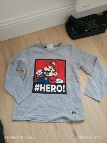 Magnifique haut de pyjama Mario en velours