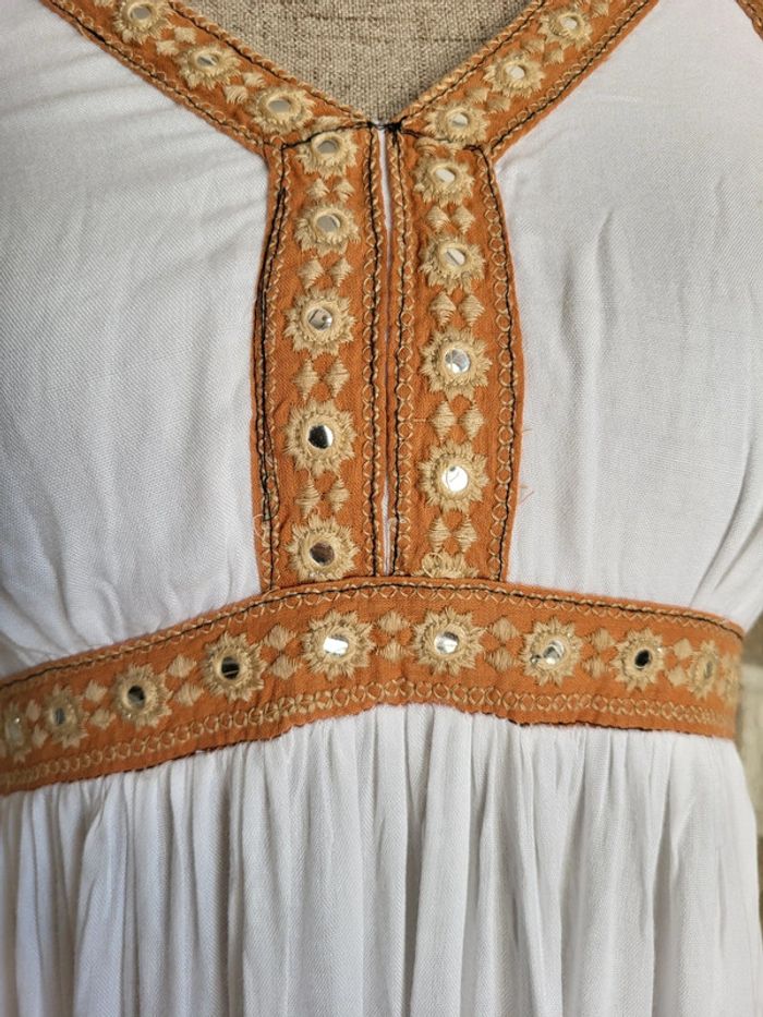 Robe neuve hippie chic bohème blanche avec broderies - Fashion Labelle - photo numéro 9