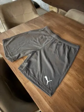 short de football puma gris taille L