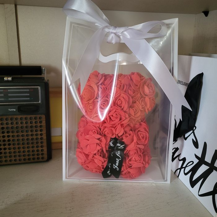 Joli ourson en rose rouge