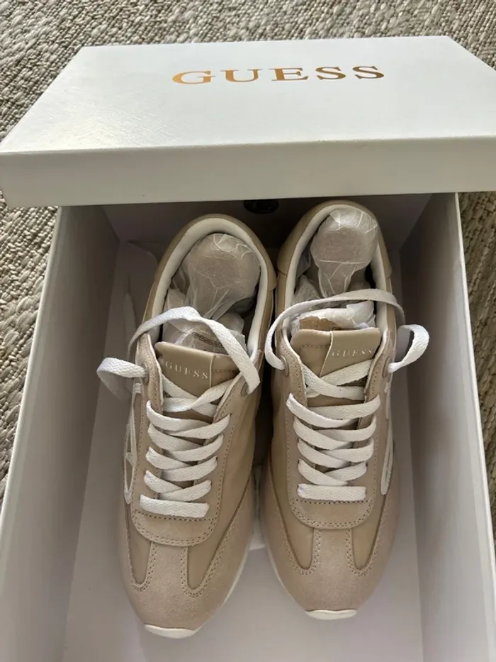 Baskets femme Guess neuves - photo numéro 2