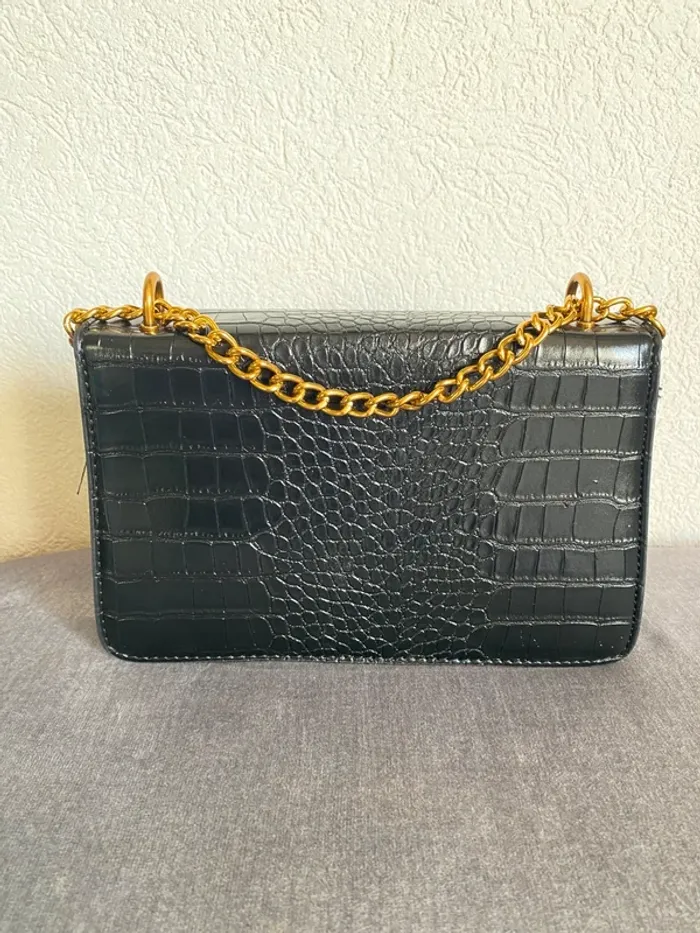 Sac en similicuir noir avec effet croco et détails dorés. - photo numéro 2
