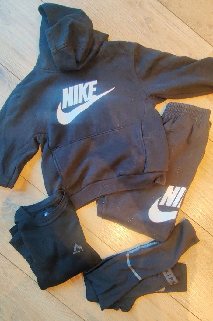 Survêtement Nike taille 6 ans