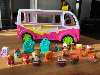 Personnages Shopkins + camion de glaces