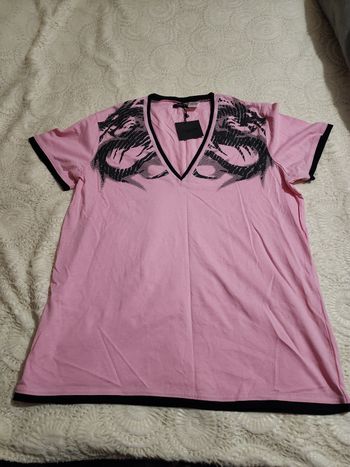 T-shirt rose et noir à col V