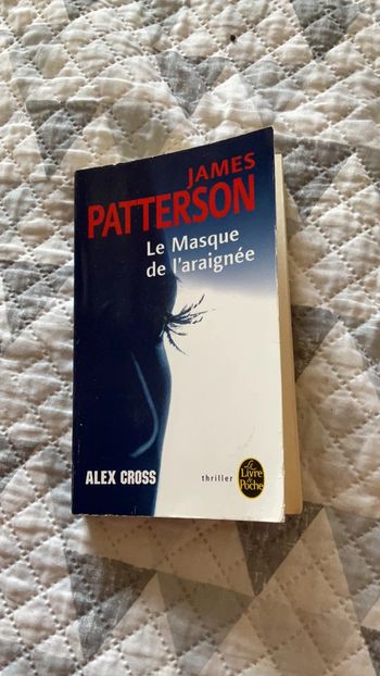 #le masque de l’araignée James Patterson. )