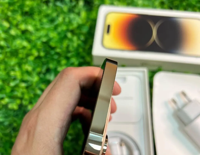 Une iphone quatorze pro max - photo numéro 4