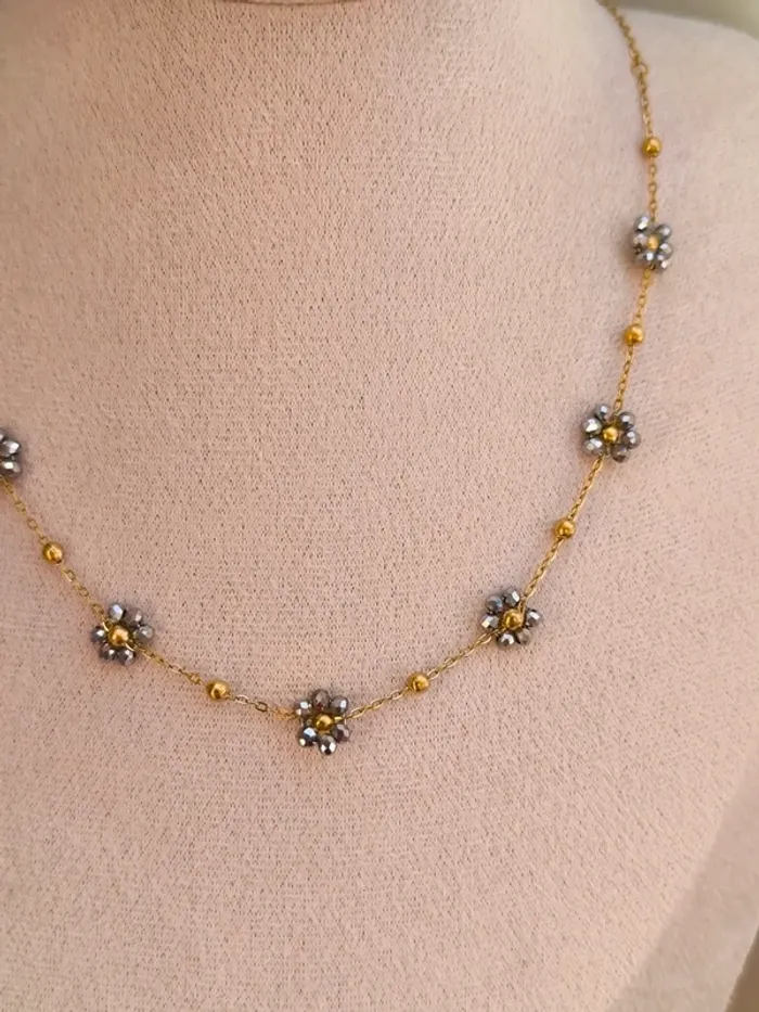 Collier doré avec fleurs marguerites argentées brillantes - photo numéro 3