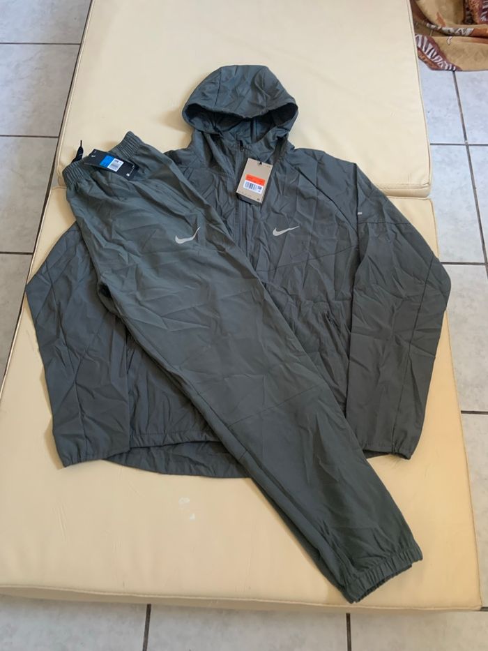 Running Survêtement Ensemble Jogging gilet Nike Gris Taille M Neuf avec étiquette - photo numéro 5