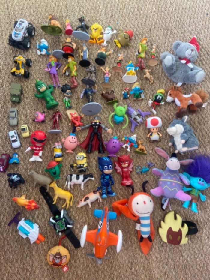 Lot de 70 figurines, peluches environ