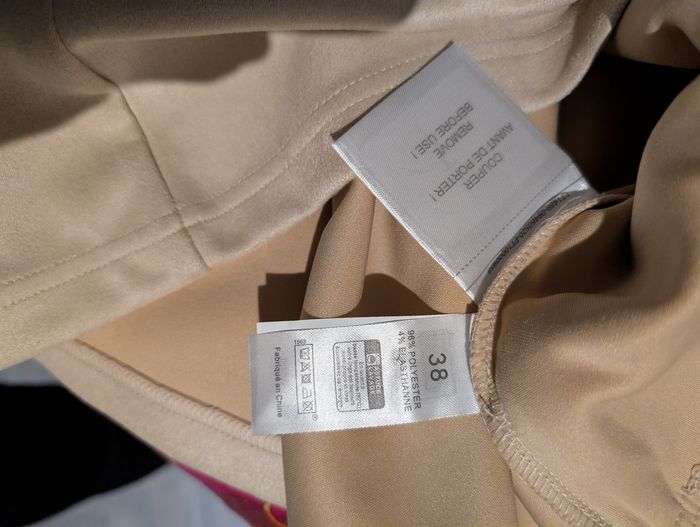 Jupe courte beige style suédine boutonnée Taille 38 - photo numéro 8