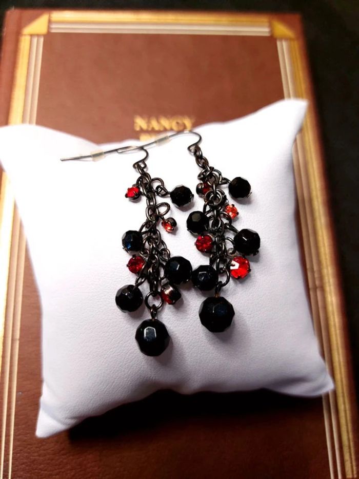 Magnifique paire de boucles d'oreilles pendantes perles couleur rouge et noir
