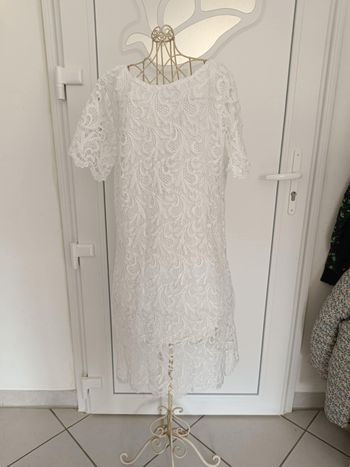 Robe blanche à manches courtes et col ras du cou en dentelle Taille S ShiLong Fashion