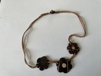 Collier fleurs bois