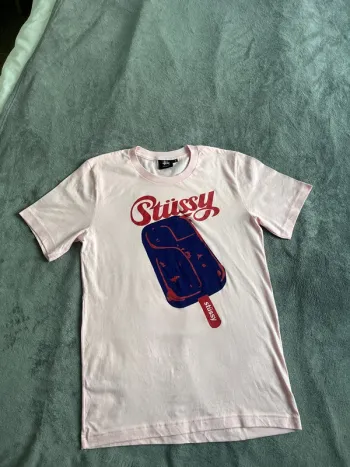 T-shirt Stüssy rose taille S – Streetwear vintage