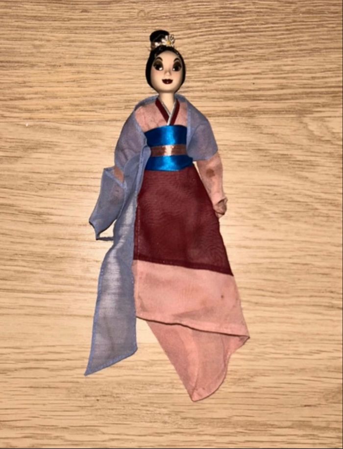 Poupée porcelaine Disney Mulan maquillée