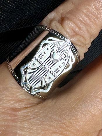 Bague large réglable acier inoxydable argent médaille en relief gravée scarabée