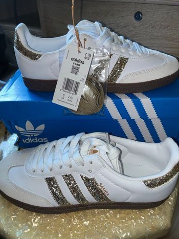 👟 Adidas Samba blanches à bandes dorée   