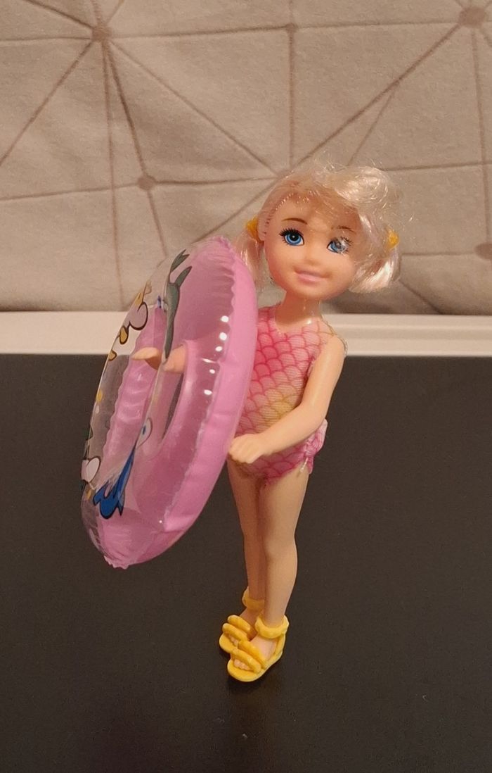 Filette barbie et sa bouée