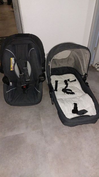 Poussette  sans  châssis