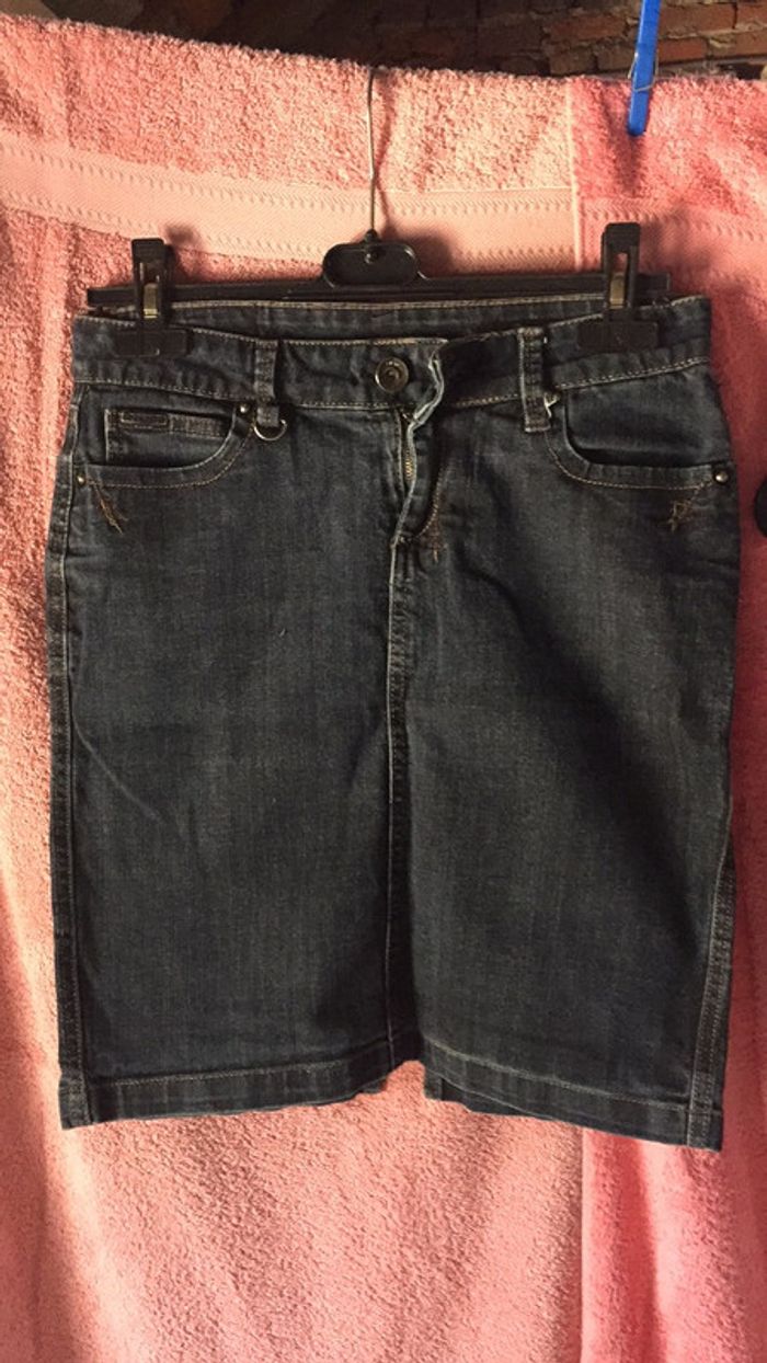 Jupe jeans fendue a l’arrière.
