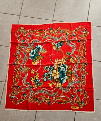 Carré Pierre Cardin rouge en soie 100%